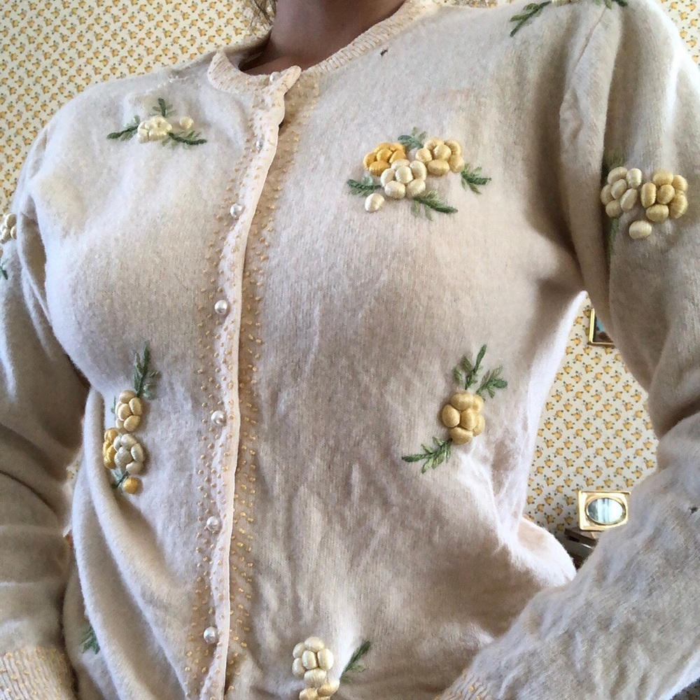 1950s vintage pastel yellow flower sweater 🌼